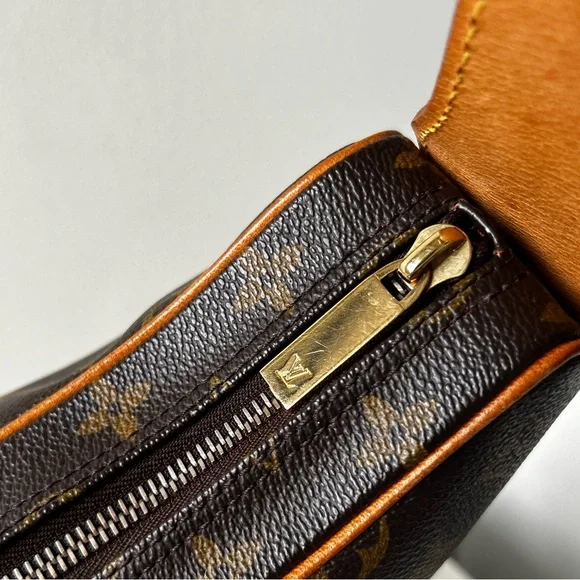 Louis Vuitton Croissant MM - Picture 14 of 17